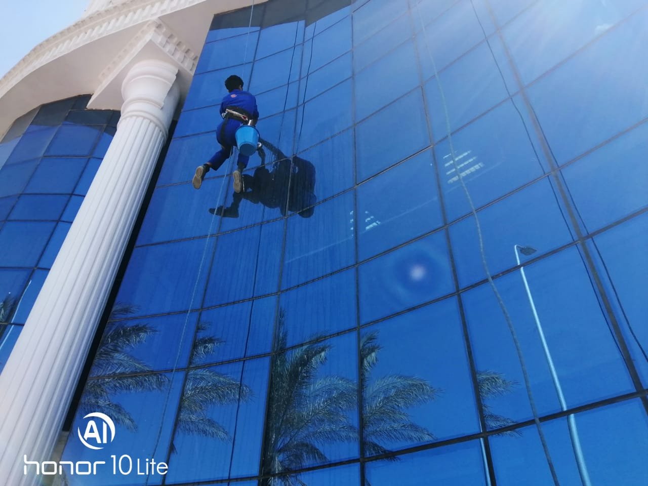 تنظيف واجهات زجاج