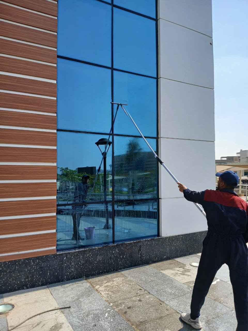 تنظيف واجهات زجاج